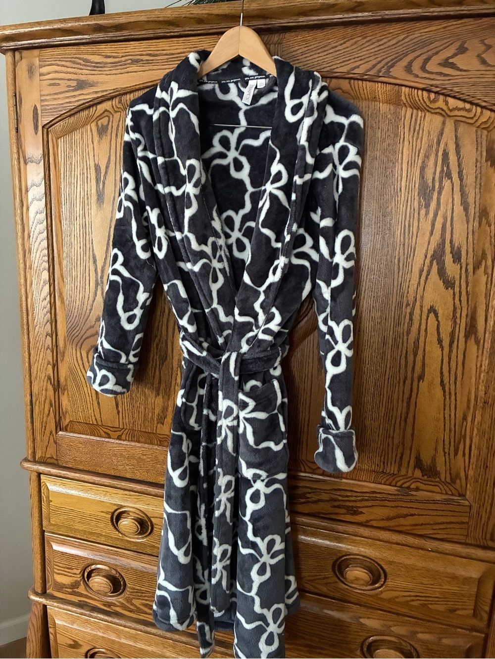 Joyspun Plush Women's Large Robe with White Chain Print Dark Gray Soft